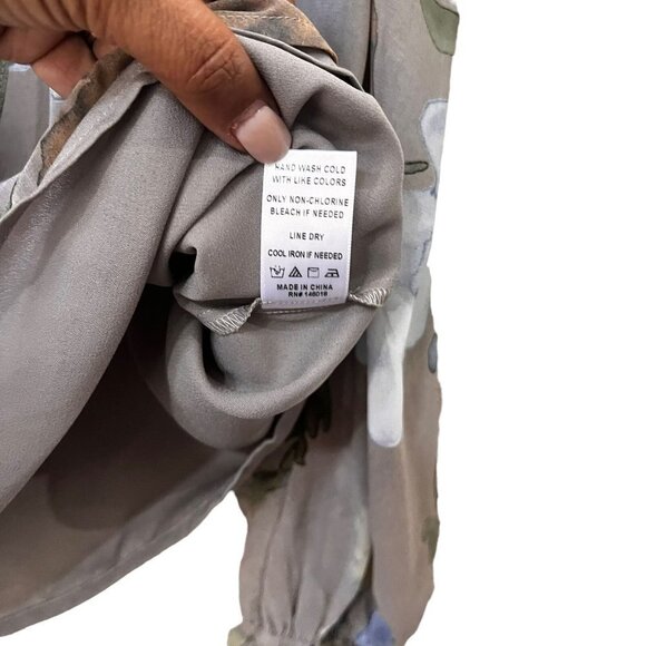 Lost + Wander Women Light Gray Floral Cold Shoulder Split Neck Blouse Top Size S - Picture 6 of 10